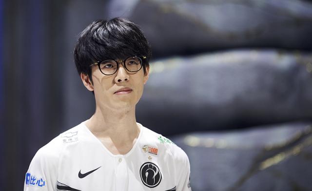 凭借此前连 凭借此前连